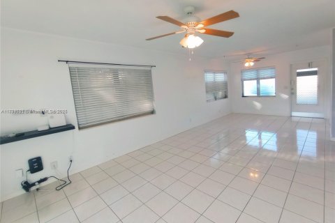 Condo in Lighthouse Point, Florida, 1 bedroom  № 1704948 - photo 8