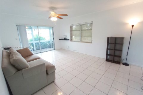 Condo in Lighthouse Point, Florida, 1 bedroom  № 1704948 - photo 13