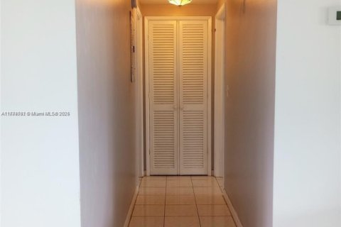 Condo in Lighthouse Point, Florida, 1 bedroom  № 1704948 - photo 25