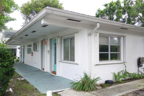 Condo in Lighthouse Point, Florida, 1 bedroom  № 1704948 - photo 1