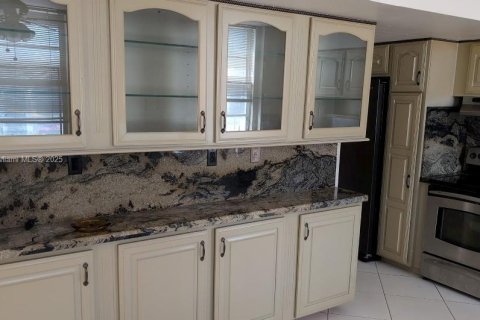 Condo in Sunny Isles Beach, Florida, 2 bedrooms № 1956296 - photo 7