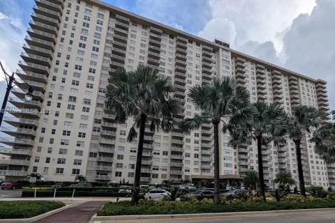 Condo in Sunny Isles Beach, Florida, 2 bedrooms № 1956296 - photo 1