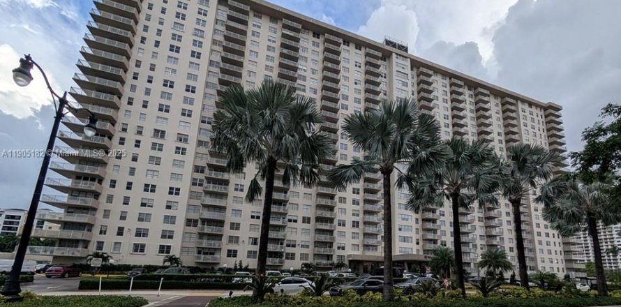 Condo in Sunny Isles Beach, Florida, 2 bedrooms № 1956296