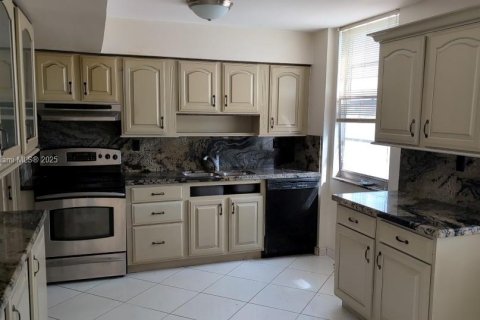 Condo in Sunny Isles Beach, Florida, 2 bedrooms № 1956296 - photo 6