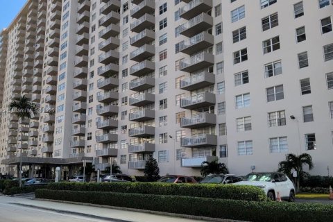 Condo in Sunny Isles Beach, Florida, 2 bedrooms № 1956296 - photo 2