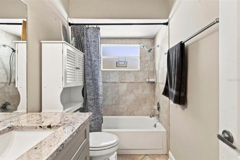 House in Seminole, Florida 3 bedrooms, 158.03 sq.m. № 2348373 - photo 17