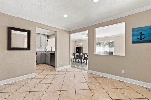 House in Seminole, Florida 3 bedrooms, 158.03 sq.m. № 2348373 - photo 5