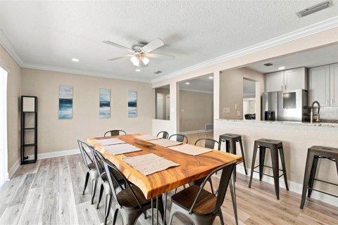 House in Seminole, Florida 3 bedrooms, 158.03 sq.m. № 2348373 - photo 7