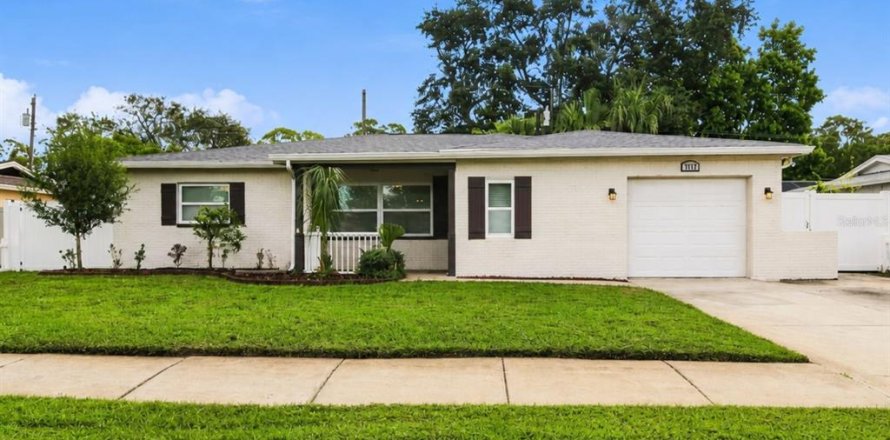 House in Seminole, Florida 3 bedrooms, 158.03 sq.m. № 2348373