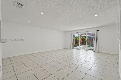 Touwnhouse à vendre à Miami, Floride: 3 chambres, 152.73 m2 № 2045996 - photo 8
