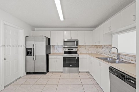 Touwnhouse à vendre à Miami, Floride: 3 chambres, 152.73 m2 № 2045996 - photo 15