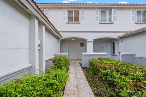 Touwnhouse à vendre à Miami, Floride: 3 chambres, 152.73 m2 № 2045996 - photo 4