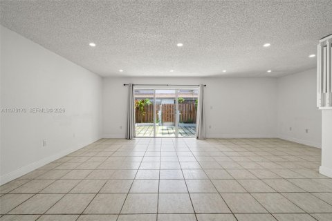 Touwnhouse à vendre à Miami, Floride: 3 chambres, 152.73 m2 № 2045996 - photo 9