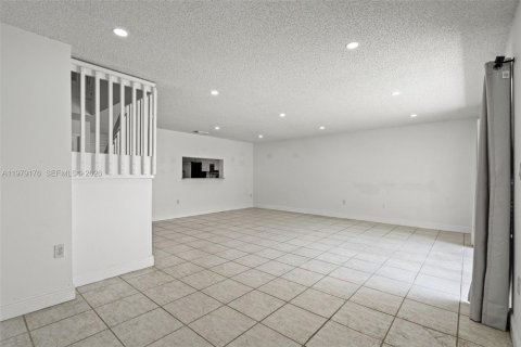 Touwnhouse à vendre à Miami, Floride: 3 chambres, 152.73 m2 № 2045996 - photo 14