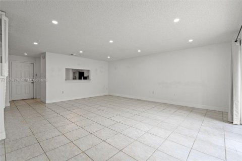 Touwnhouse à vendre à Miami, Floride: 3 chambres, 152.73 m2 № 2045996 - photo 13