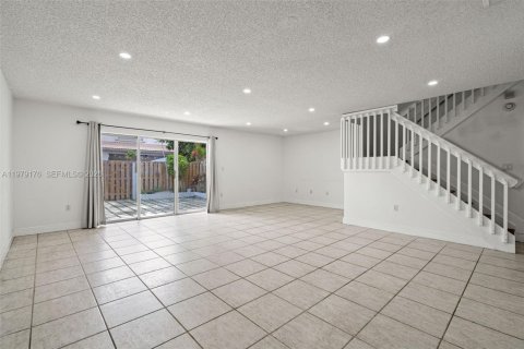 Touwnhouse à vendre à Miami, Floride: 3 chambres, 152.73 m2 № 2045996 - photo 10