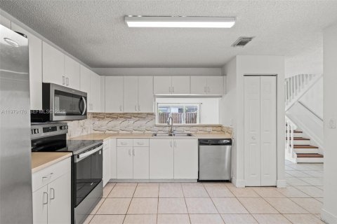 Touwnhouse à vendre à Miami, Floride: 3 chambres, 152.73 m2 № 2045996 - photo 17