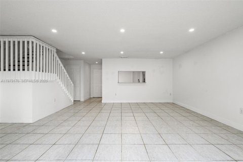 Touwnhouse à vendre à Miami, Floride: 3 chambres, 152.73 m2 № 2045996 - photo 12