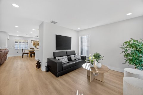 Casa en alquiler en Homestead, Florida, 4 dormitorios, 160.72 m2 № 1982777 - foto 5