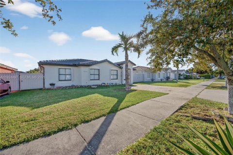 Casa en alquiler en Homestead, Florida, 4 dormitorios, 160.72 m2 № 1982777 - foto 3