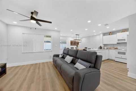 Casa en alquiler en Homestead, Florida, 4 dormitorios, 160.72 m2 № 1982777 - foto 7