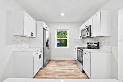 House in Largo, Florida 3 bedrooms, 85.56 sq.m. № 2344877 - photo 10
