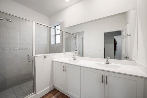 Casa en venta en Hialeah, Florida, 5 dormitorios, 210.24 m2 № 1877923 - foto 17