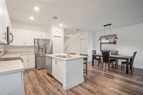 Casa en venta en Hialeah, Florida, 5 dormitorios, 210.24 m2 № 1877923 - foto 7
