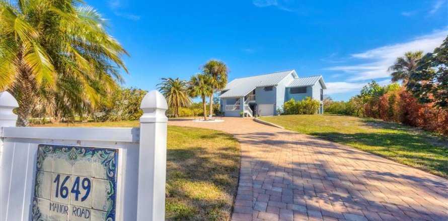 House in Englewood, Florida 3 bedrooms, 187.01 sq.m. № 1528809