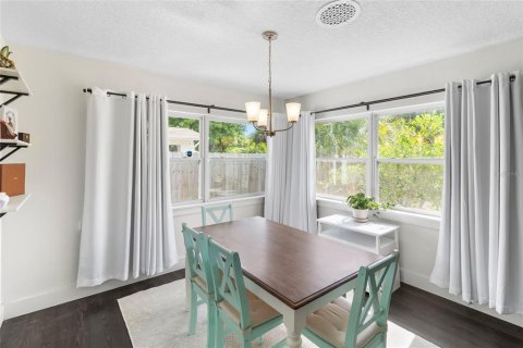 House in Saint Petersburg, Florida 2 bedrooms, 96.71 sq.m. № 1865959 - photo 11