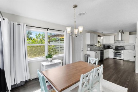 House in Saint Petersburg, Florida 2 bedrooms, 96.71 sq.m. № 1865959 - photo 12
