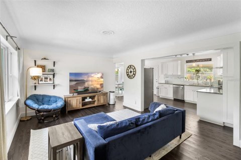House in Saint Petersburg, Florida 2 bedrooms, 96.71 sq.m. № 1865959 - photo 6