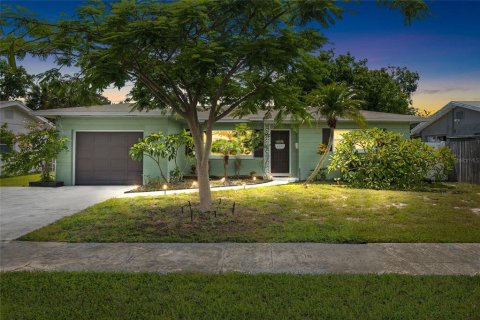 House in Saint Petersburg, Florida 2 bedrooms, 96.71 sq.m. № 1865959 - photo 1