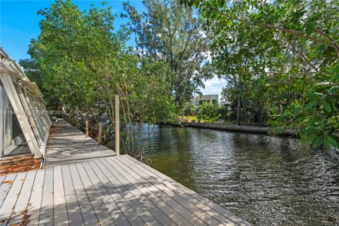 Villa ou maison à vendre à Miami, Floride: 6 chambres, 250.65 m2 № 2080890 - photo 8