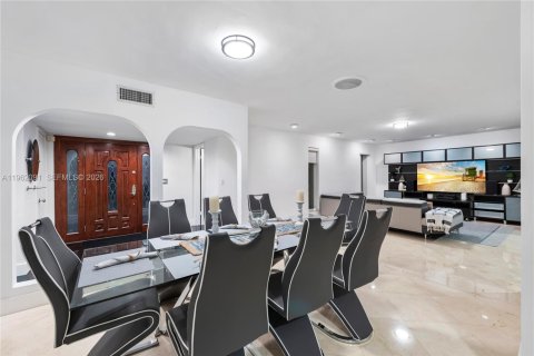 Villa ou maison à vendre à Miami, Floride: 6 chambres, 250.65 m2 № 2080890 - photo 19