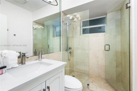 Villa ou maison à vendre à Miami, Floride: 6 chambres, 250.65 m2 № 2080890 - photo 30