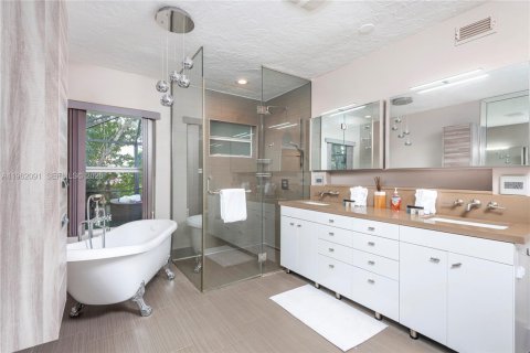 Villa ou maison à vendre à Miami, Floride: 6 chambres, 250.65 m2 № 2080890 - photo 22