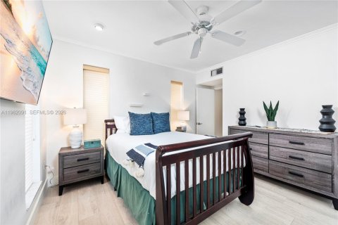 Villa ou maison à vendre à Miami, Floride: 6 chambres, 250.65 m2 № 2080890 - photo 26