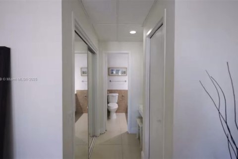 Condo in Hollywood, Florida, 1 bedroom  № 1937800 - photo 6