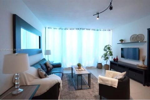 Condo in Hollywood, Florida, 1 bedroom  № 1937800 - photo 3