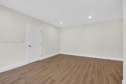 Immobilier commercial à vendre à Miami, Floride: 167.04 m2 № 2027616 - photo 4