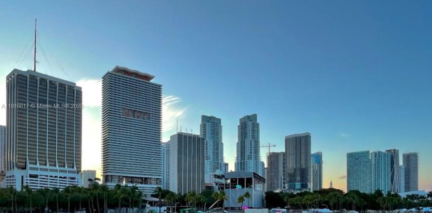 Кондоминиум с 1 спальней в Майами, Флорида № 1972888