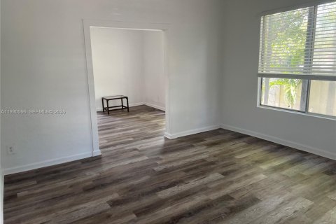 Propiedad comercial en venta en Miami, Florida, 283.44 m2 № 1996202 - foto 8