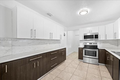 Купить виллу или дом в Майами-Гарденс, Флорида 3 спальни, 157м2, № 2000848 - фото 24