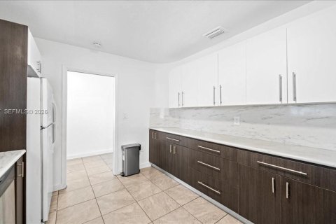 Купить виллу или дом в Майами-Гарденс, Флорида 3 спальни, 157м2, № 2000848 - фото 21