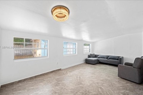 Купить виллу или дом в Майами-Гарденс, Флорида 3 спальни, 157м2, № 2000848 - фото 18