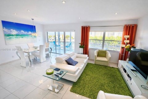 Condominio en Hallandale Beach, Florida, 2 dormitorios  № 2003947