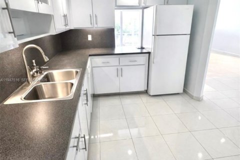 Condominio en venta en Hallandale Beach, Florida, 2 dormitorios, 105.44 m2 № 2003947 - foto 12