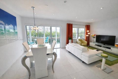 Condominio en venta en Hallandale Beach, Florida, 2 dormitorios, 105.44 m2 № 2003947 - foto 3