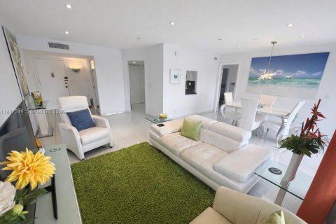 Condominio en venta en Hallandale Beach, Florida, 2 dormitorios, 105.44 m2 № 2003947 - foto 9